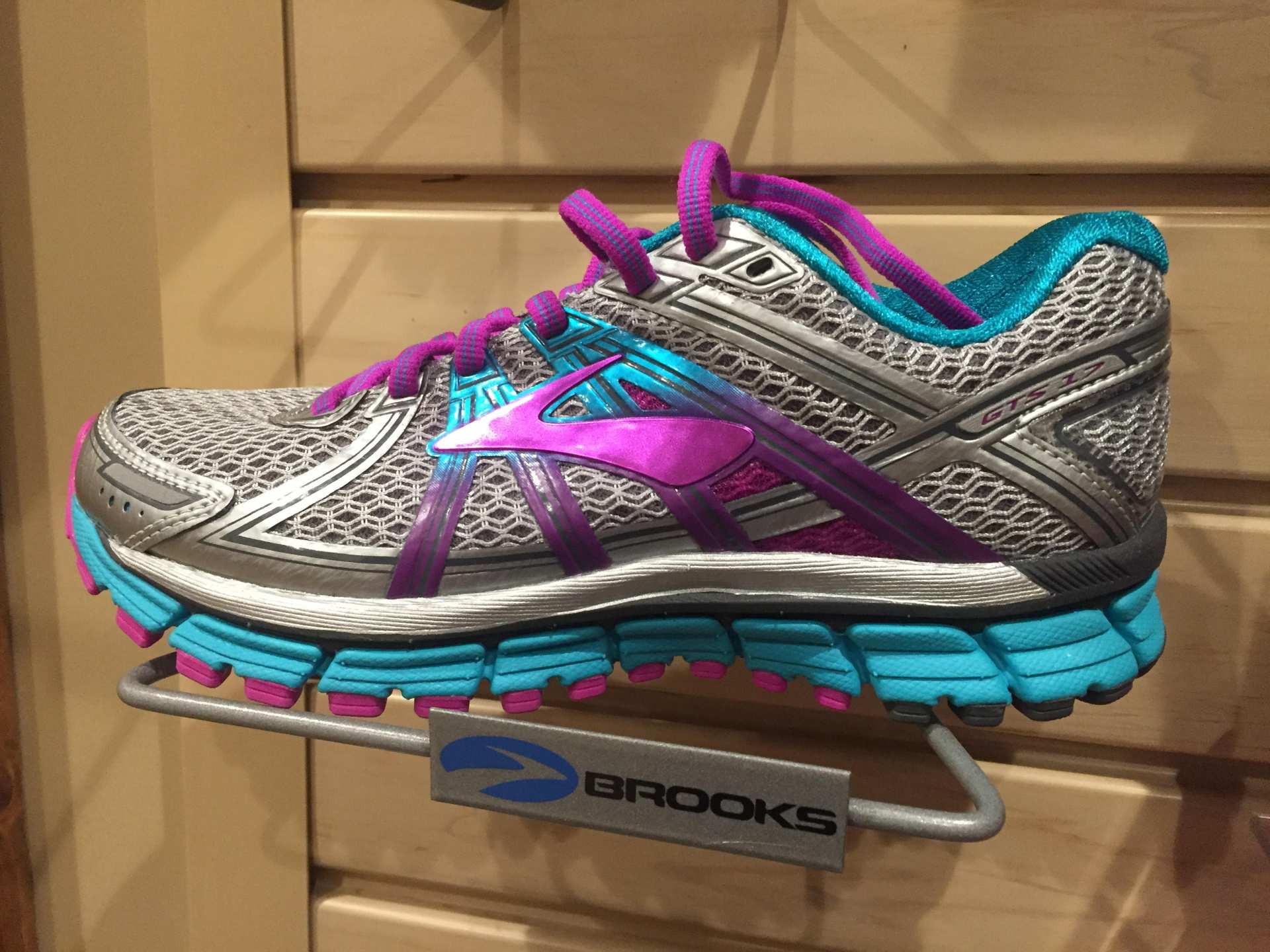 who makes brooks running shoes